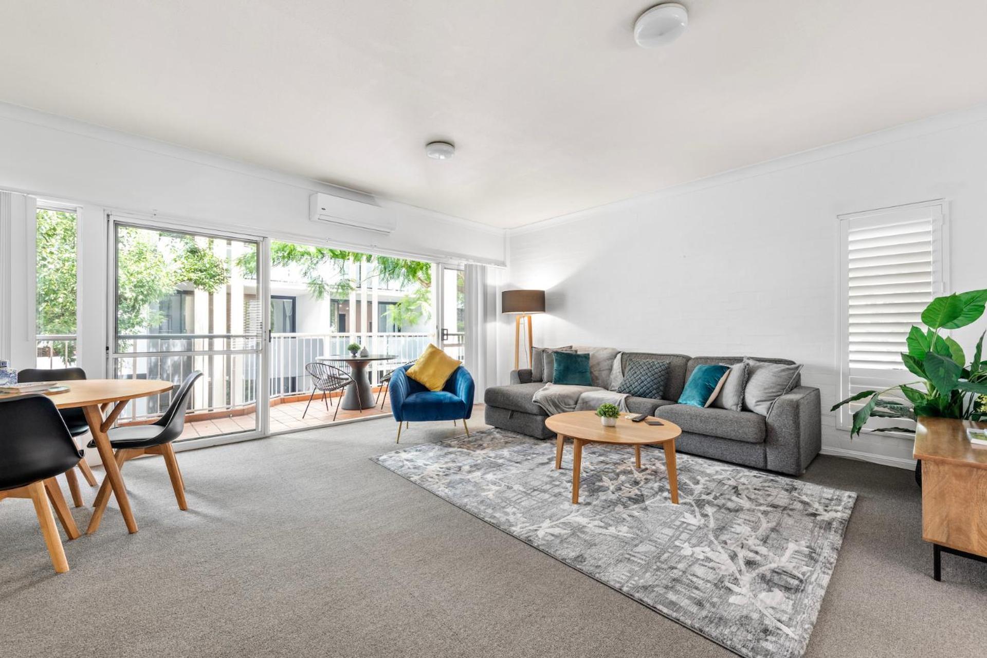 Apartment Convenient & Comfy! ~ 2bed, 2bath, 2car, Balcony Brisbane