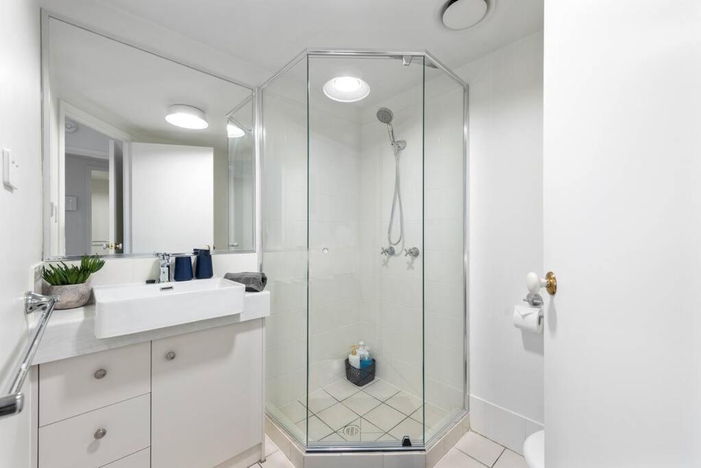 Contemporary Comfy ~ 2bed/2bath/1car ~ Hawthorne Apartment