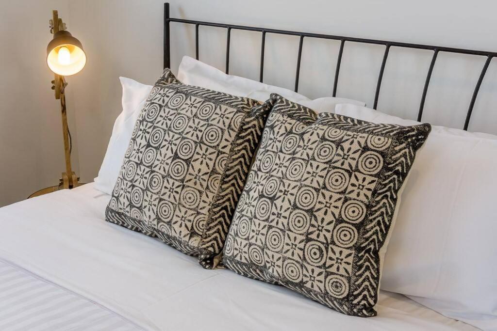 Slick 1 Bedroom + Carpark - Walk To *