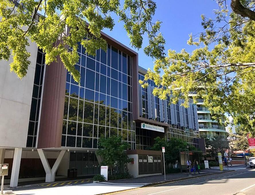 Slick 1 Bedroom + Carpark - Walk To Apartment *