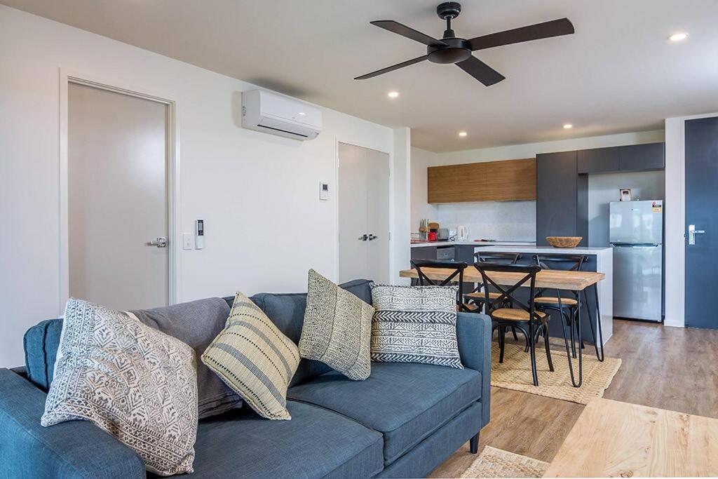 Slick 1 Bedroom + Carpark - Walk To * Brisbane