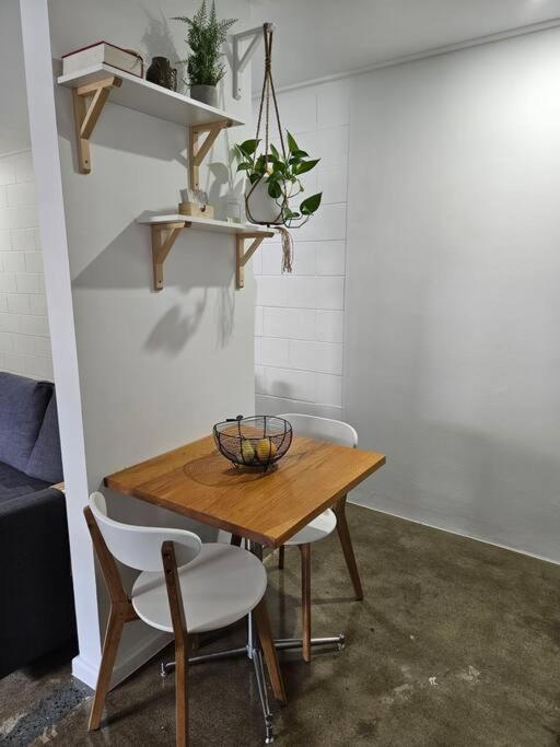Prime Location: Just Steps Away From Oxford Street Apartment *