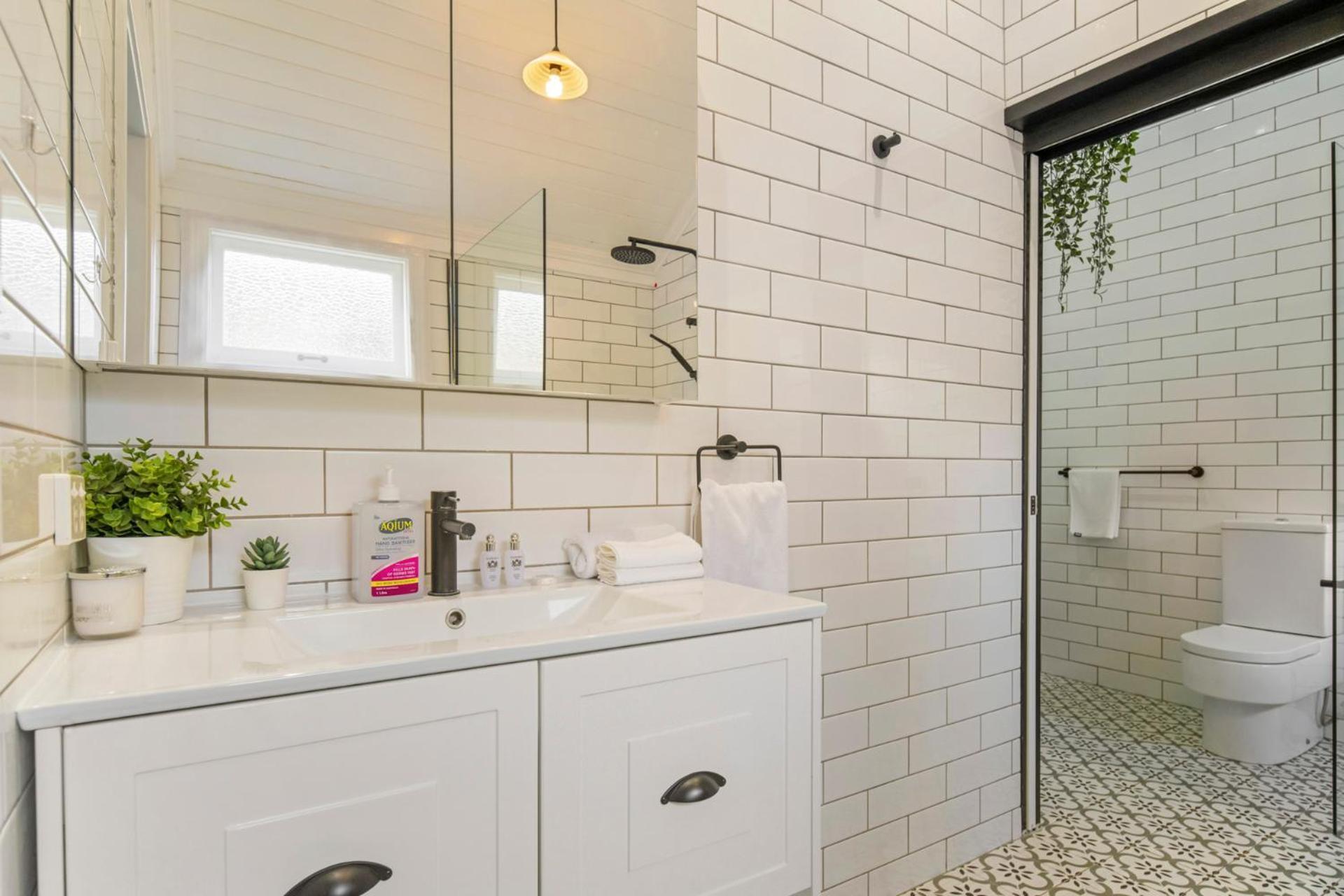 Holiday home 5br Queenslander - Walk To The Gabba - Sleeps 10 *