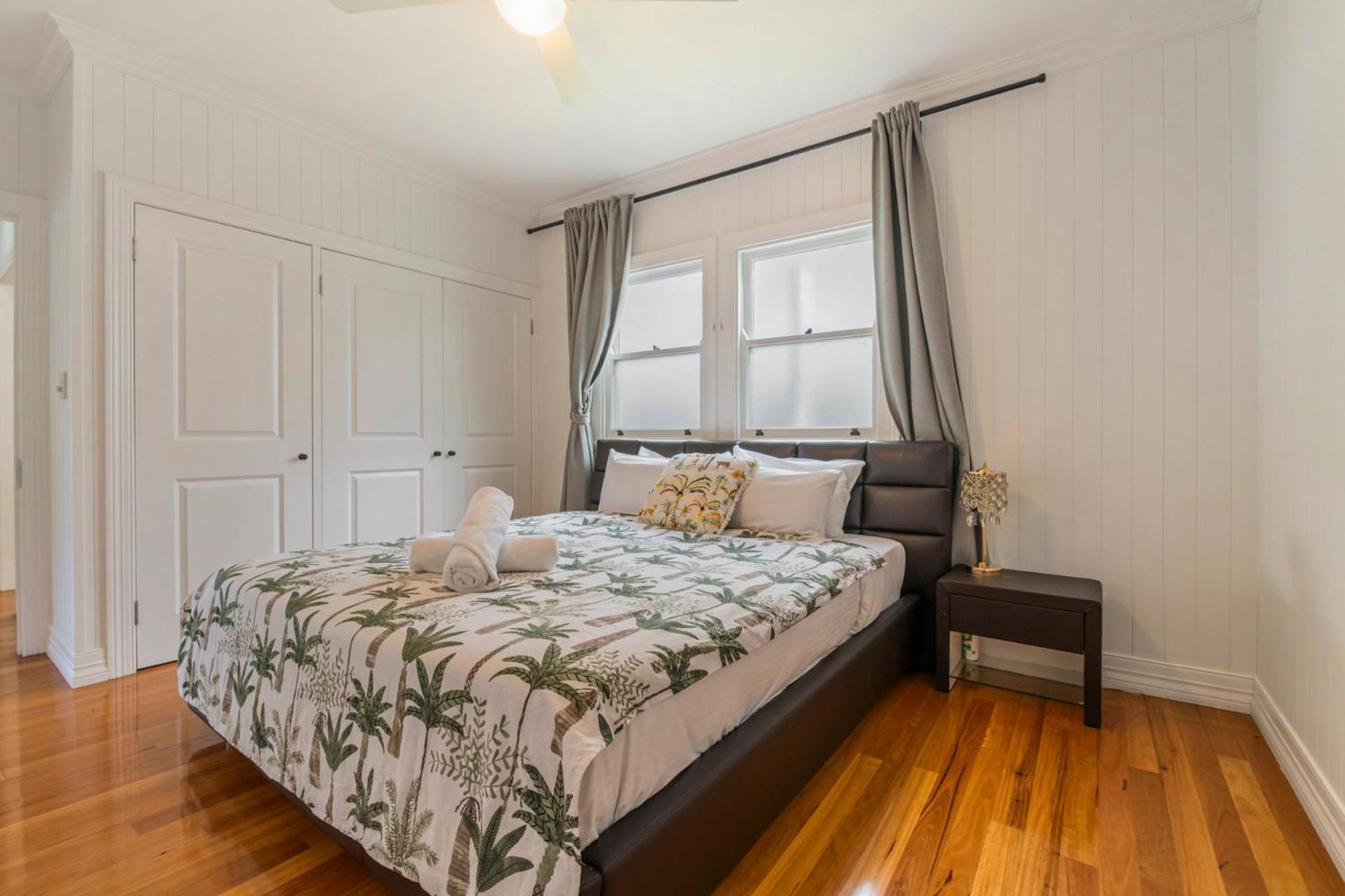 5br Queenslander - Walk To The Gabba - Sleeps 10 *
