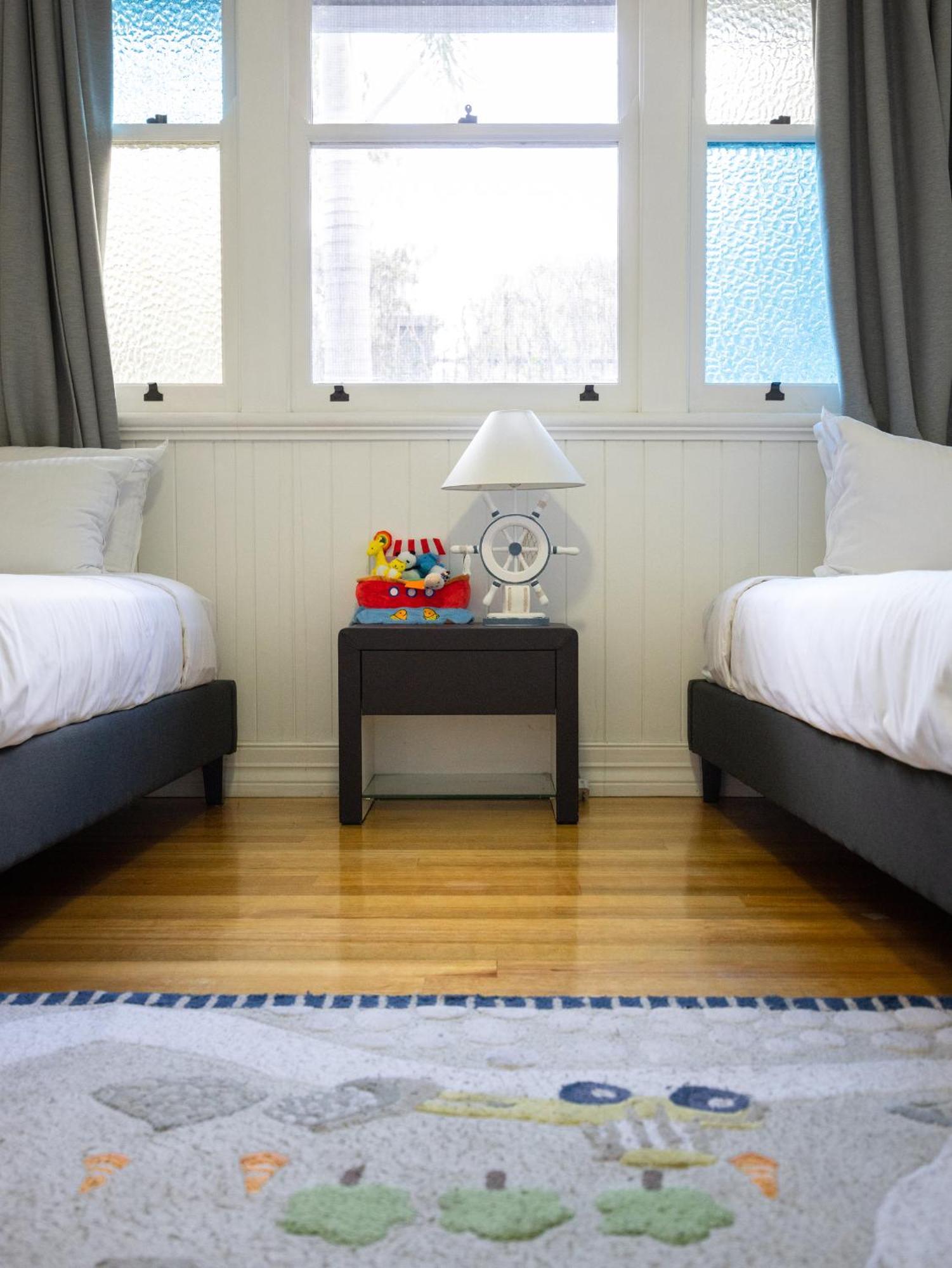 5br Queenslander - Walk To The Gabba - Sleeps 10 *