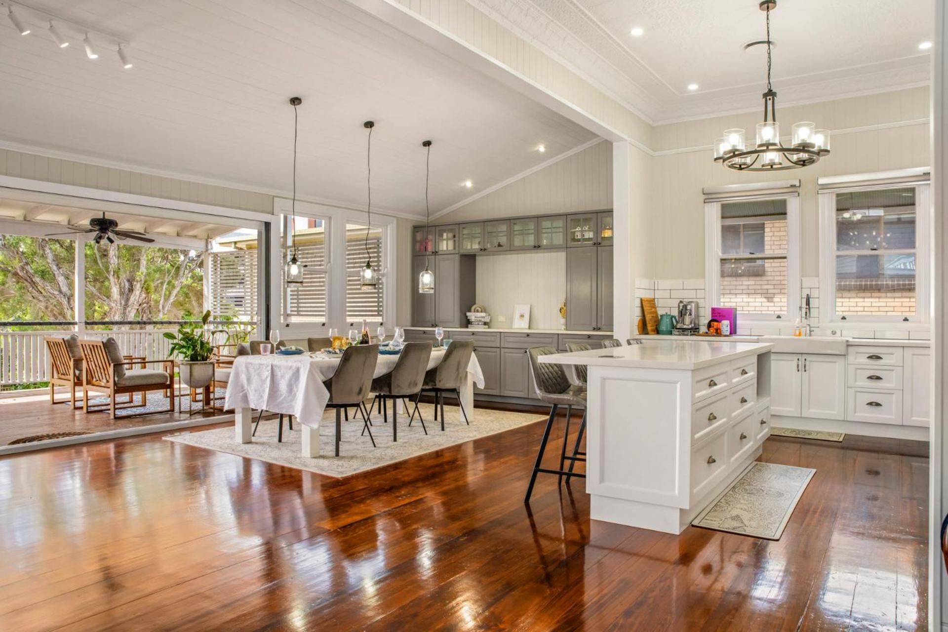 5br Queenslander - Walk To The Gabba - Sleeps 10 *