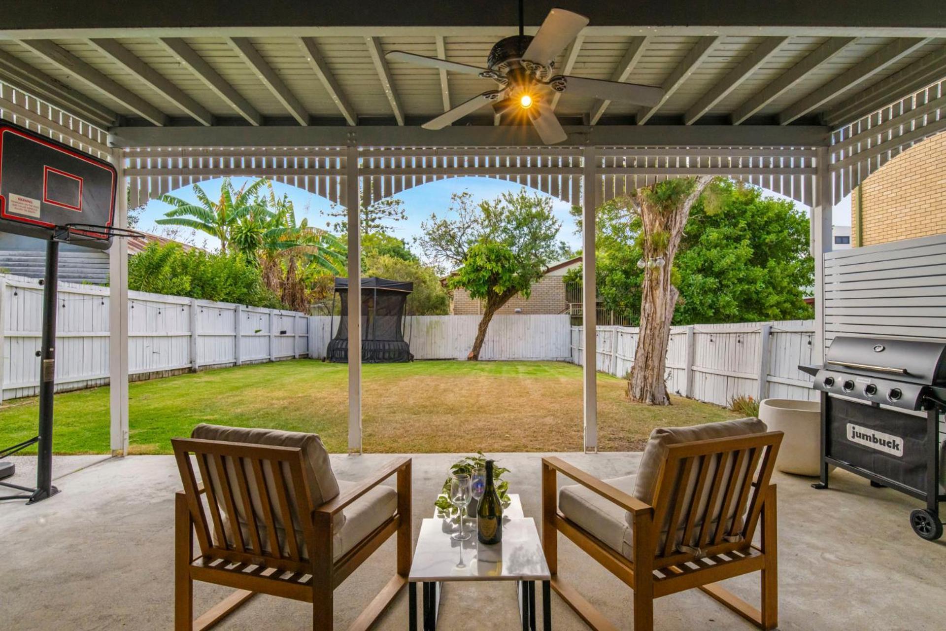 5br Queenslander - Walk To The Gabba - Sleeps 10 Holiday home *