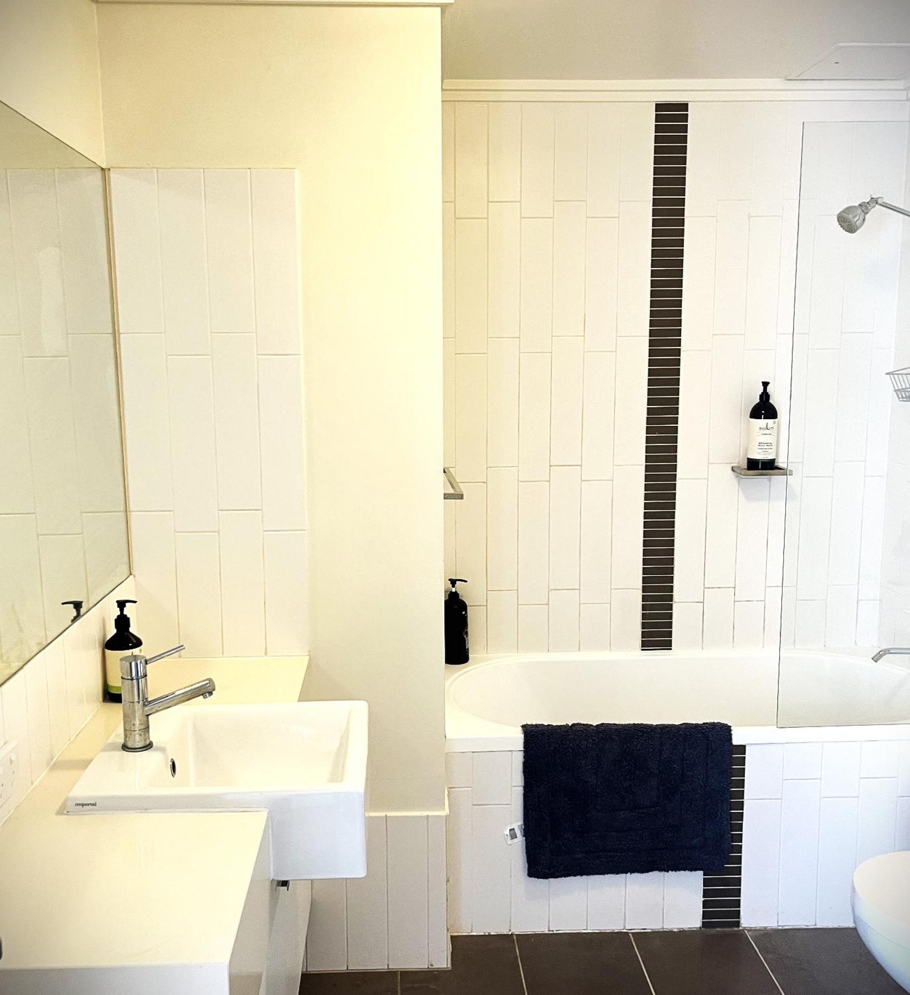 Perfect Locale 2bed Parking Apartment *