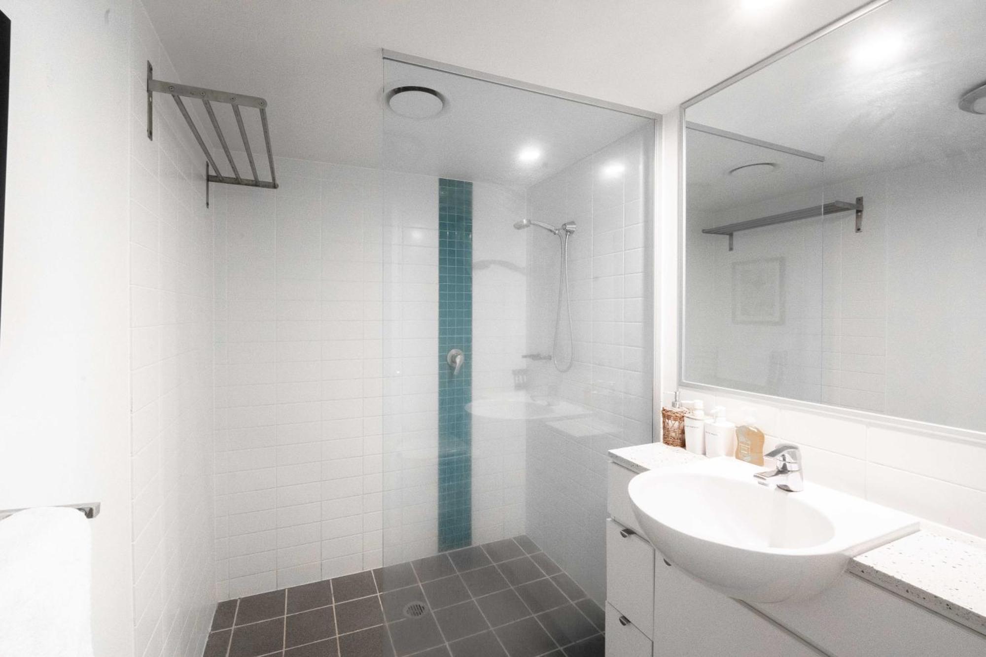 Prime Location - Cbd 1 Bed W Shared 25m Pool, Gym, Sundeck And A Bbq Area