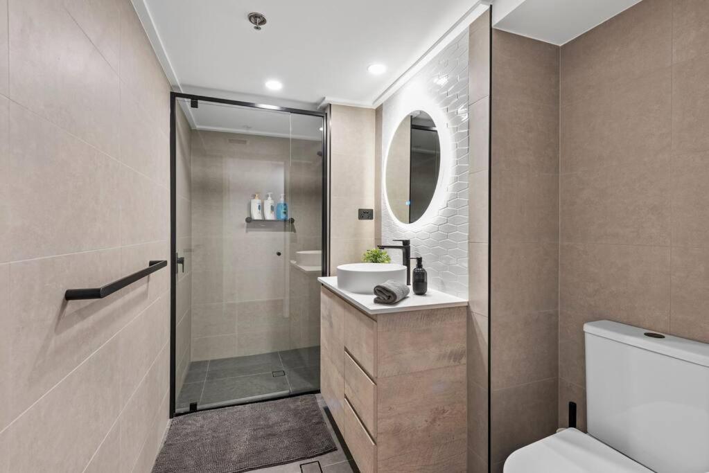 Woolstore Elegance ~ 2bed/2bath/1car ~ Teneriffe Apartment Brisbane