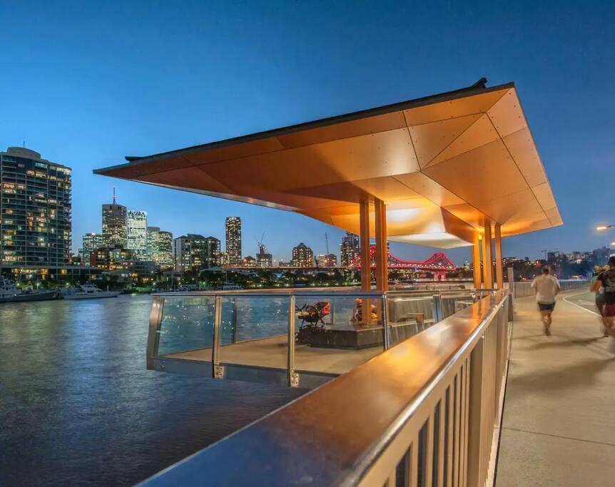 Woolstore Elegance ~ 2bed/2bath/1car ~ Teneriffe Apartment Brisbane