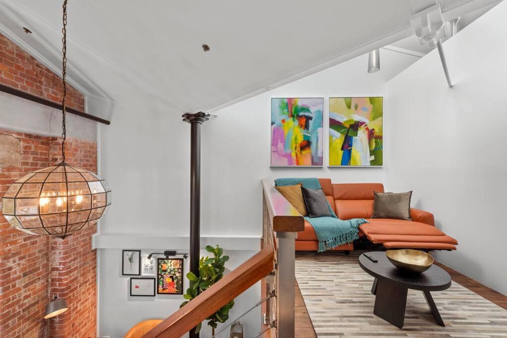 Woolstore Elegance ~ 2bed/2bath/1car ~ Teneriffe Apartment