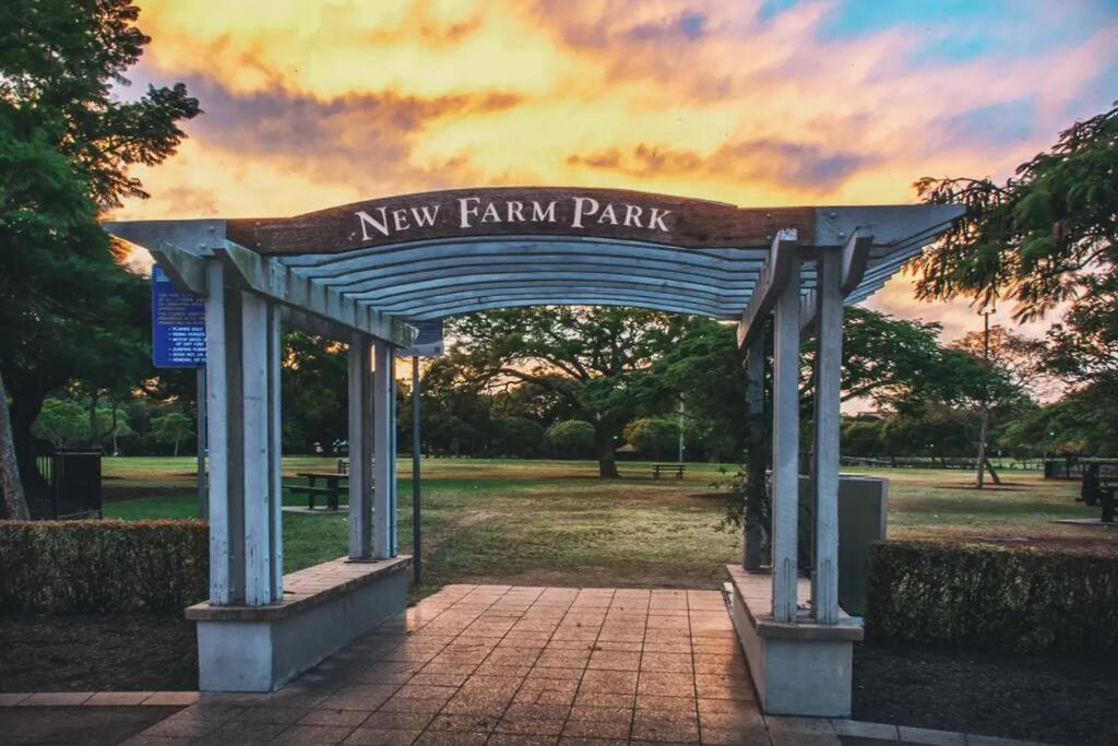 Woolstore Elegance ~ 2bed/2bath/1car ~ Teneriffe *