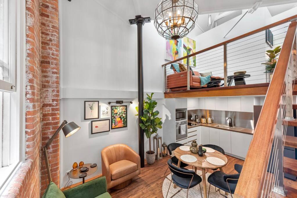 Woolstore Elegance ~ 2bed/2bath/1car ~ Teneriffe *