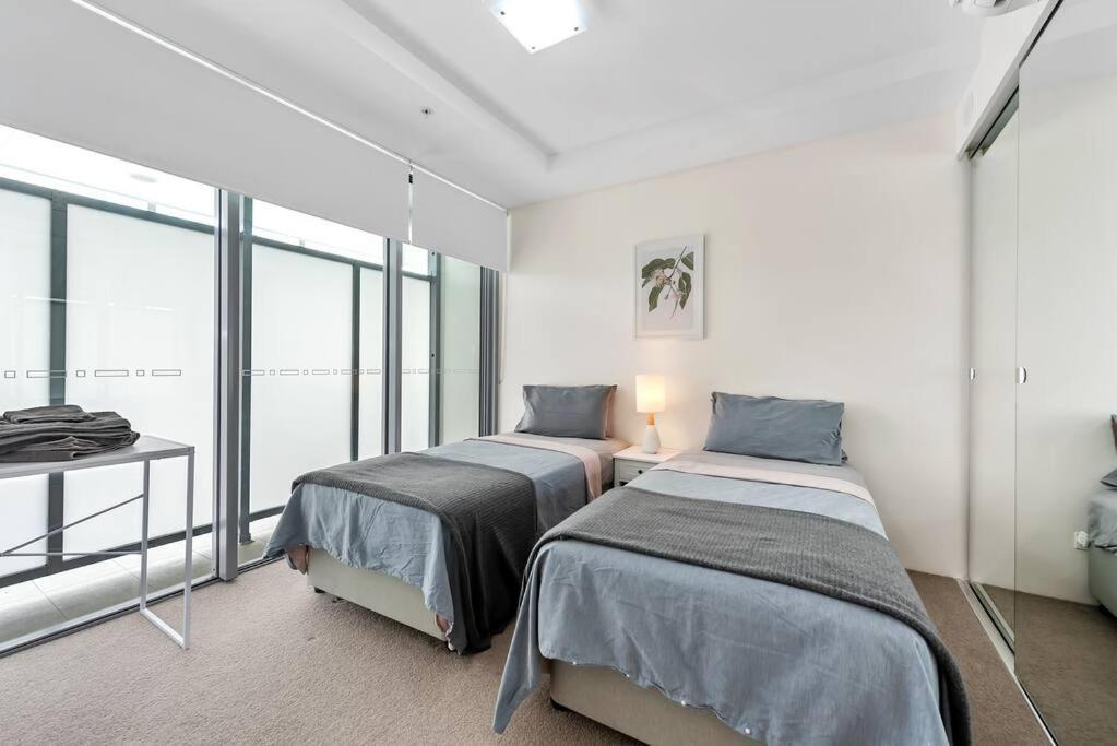Apartment Tropical ~ 2 Bed/2 Bath/1 Car ~ West End Brisbane