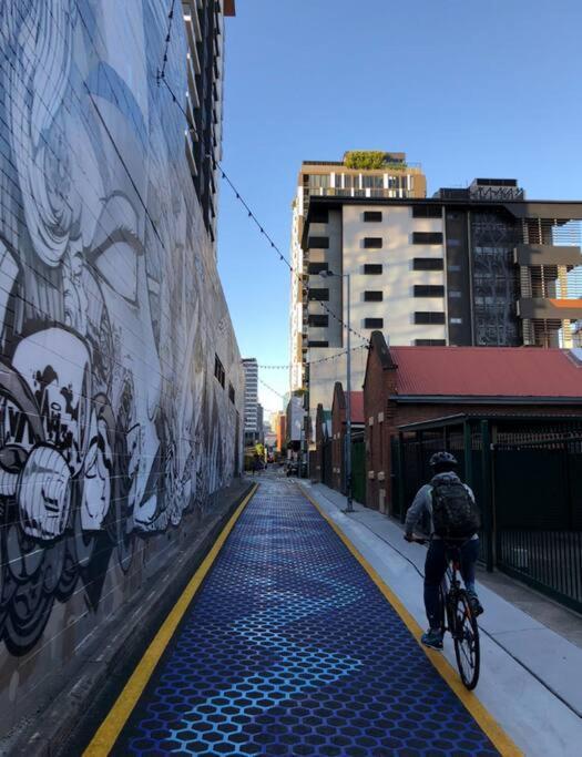 Tropical ~ 2 Bed/2 Bath/1 Car ~ West End Brisbane