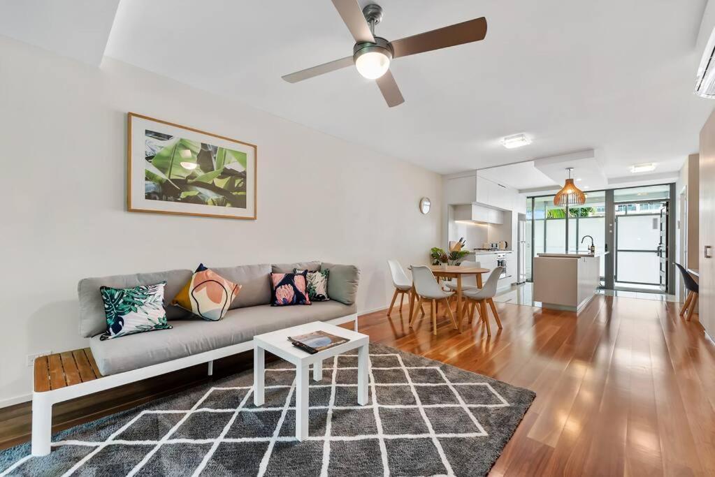 Apartment Tropical ~ 2 Bed/2 Bath/1 Car ~ West End *
