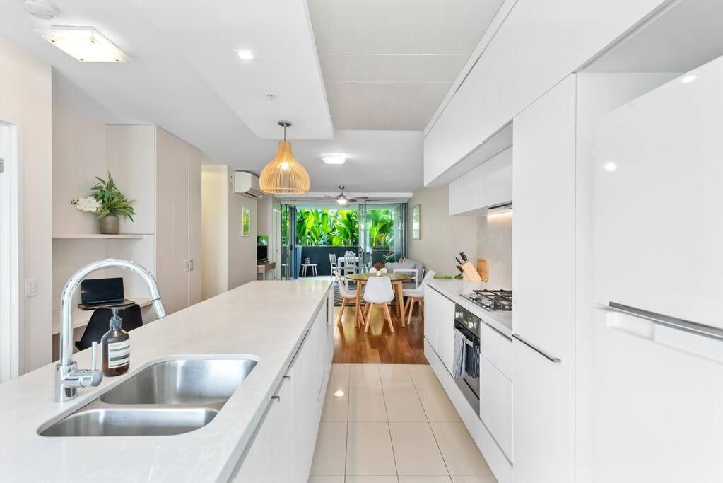 Tropical ~ 2 Bed/2 Bath/1 Car ~ West End Apartment *