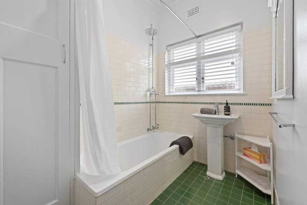 Art Deco In Ascot! ~ 2 Bed / 1 Bath / 1 Car