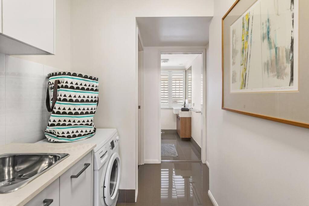 Modern Twist + Old World Charm ~ 3bed/2bath/2car Holiday home Brisbane