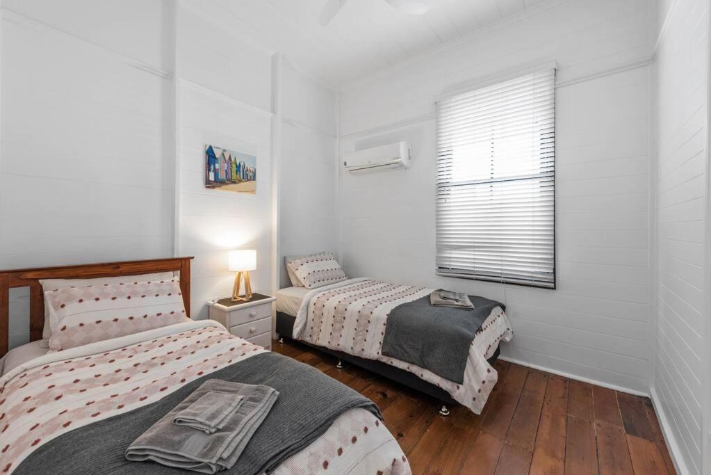 Contemporary Character! 3bed/1.5bath/1car~new Farm Holiday home