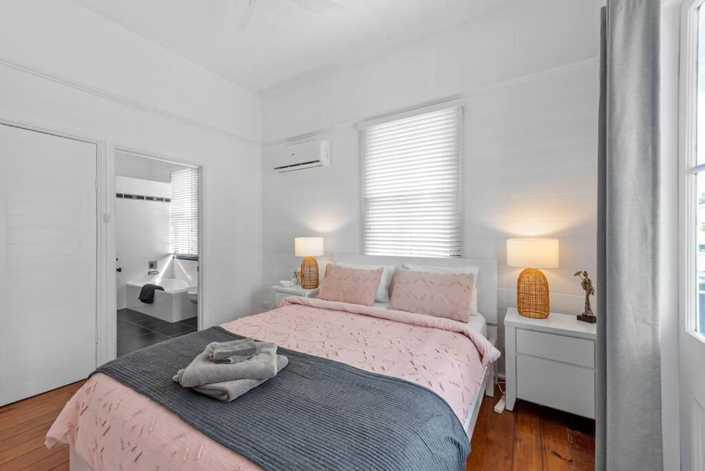 Contemporary Character! 3bed/1.5bath/1car~new Farm Holiday home