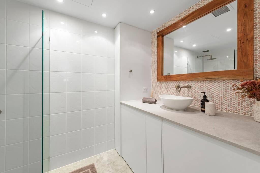 Sublime Simplicity! ~1bed/study/1bath/balcony/1car