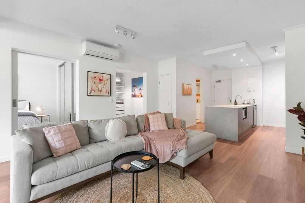 Sublime Simplicity! ~1bed/study/1bath/balcony/1car Apartment Brisbane