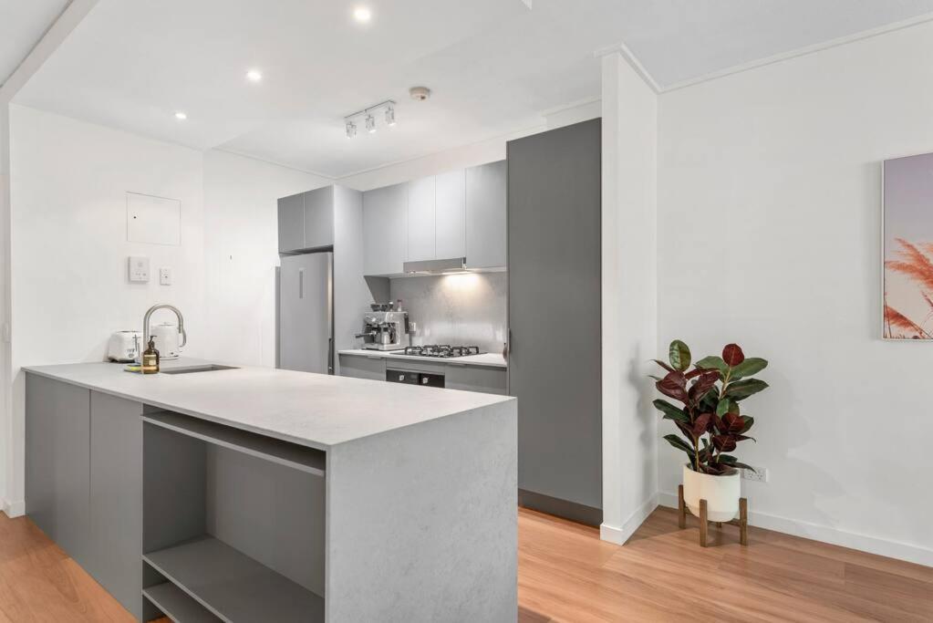 Sublime Simplicity! ~1bed/study/1bath/balcony/1car *