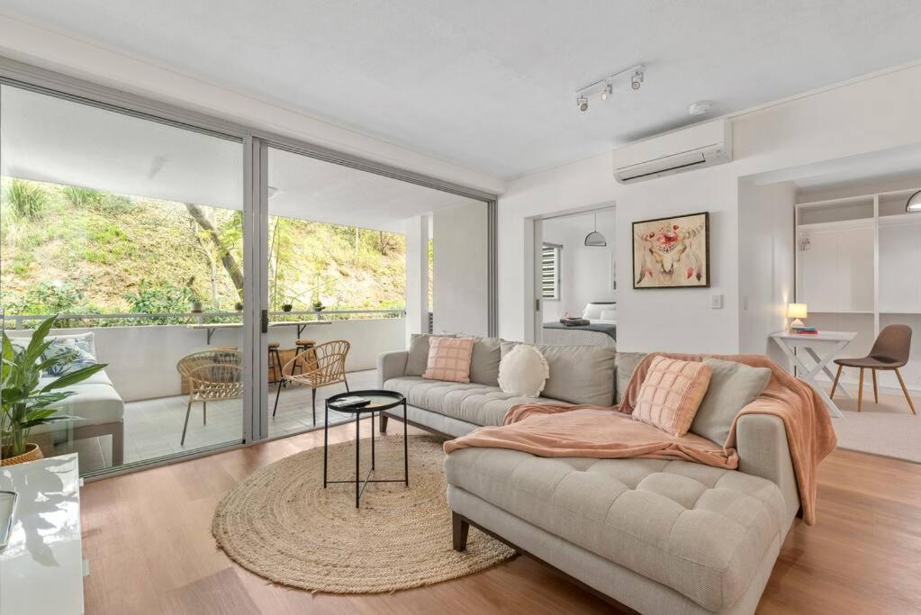 Sublime Simplicity! ~1bed/study/1bath/balcony/1car Brisbane