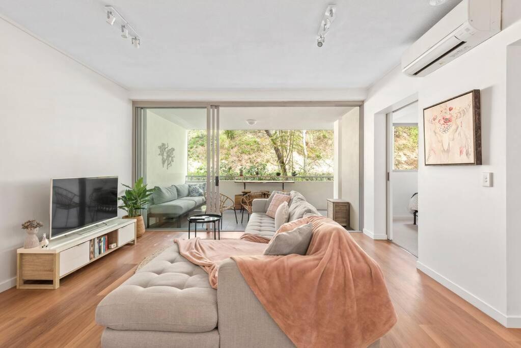 Sublime Simplicity! ~1bed/study/1bath/balcony/1car * Brisbane