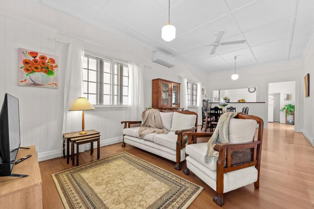 Nan's House! 2bed, 1bath, 1car ~ East *