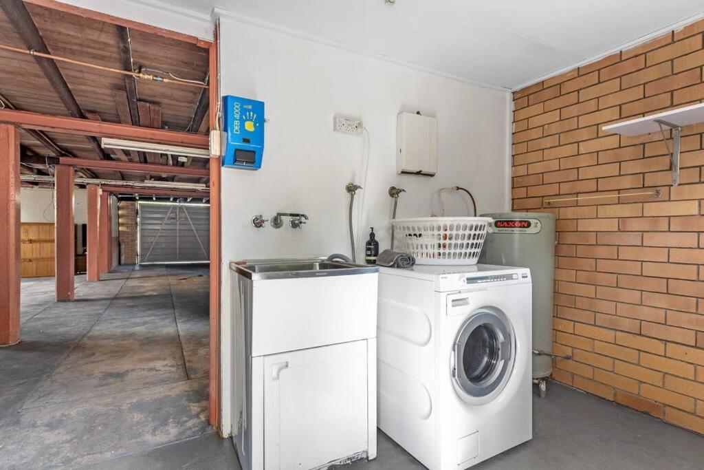 Nan's House! 2bed, 1bath, 1car ~ East Holiday home *