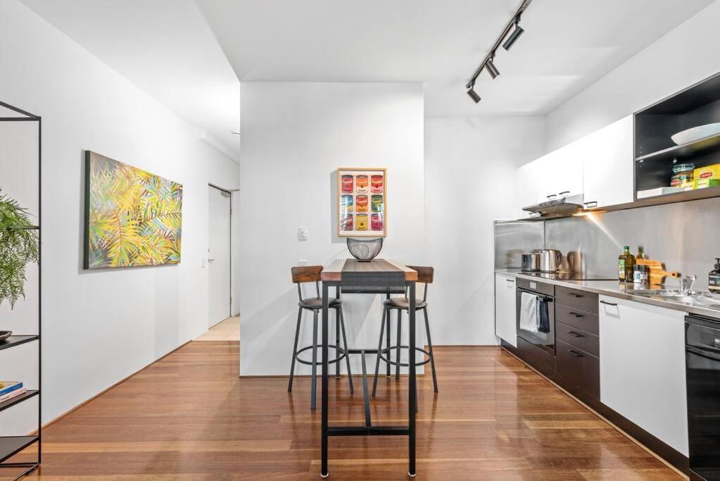 Apartment Tasteful Teneriffe! ~ 1bed, 1bath, 1car, Balconies *