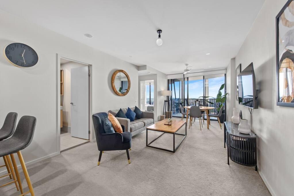 Floor! 2bed/2bath/1car/pool ~ Views ~ Cbd Apartment