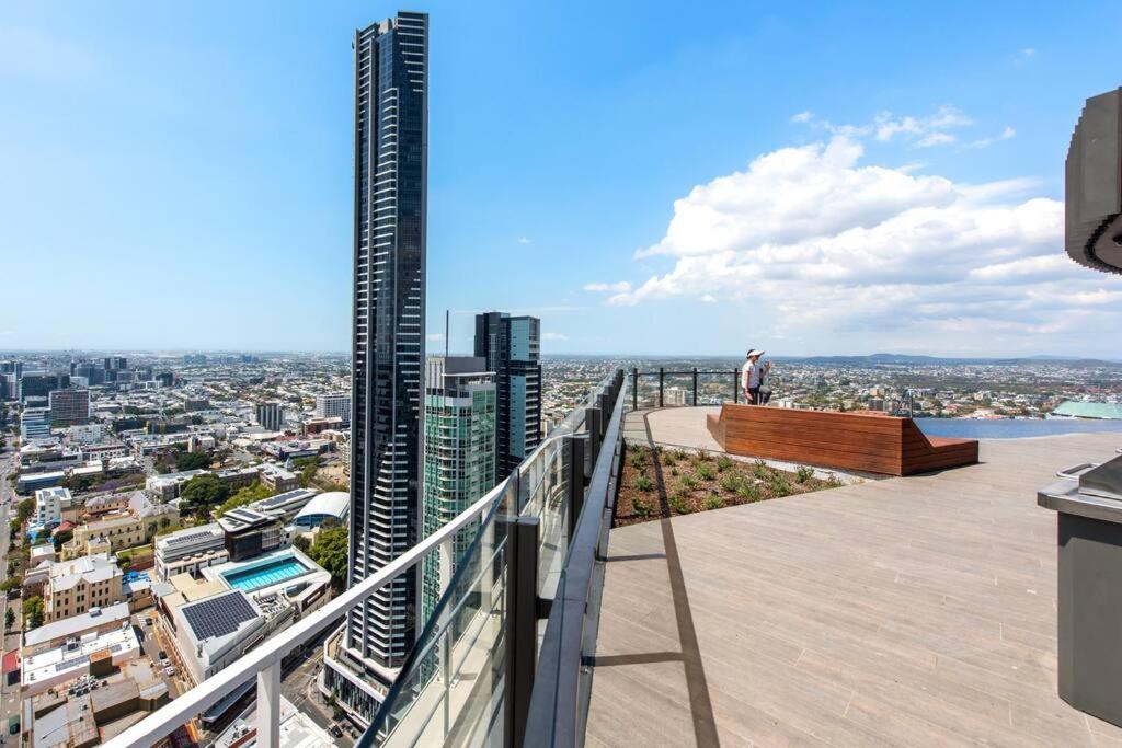 Floor! 2bed/2bath/1car/pool ~ Views ~ Cbd