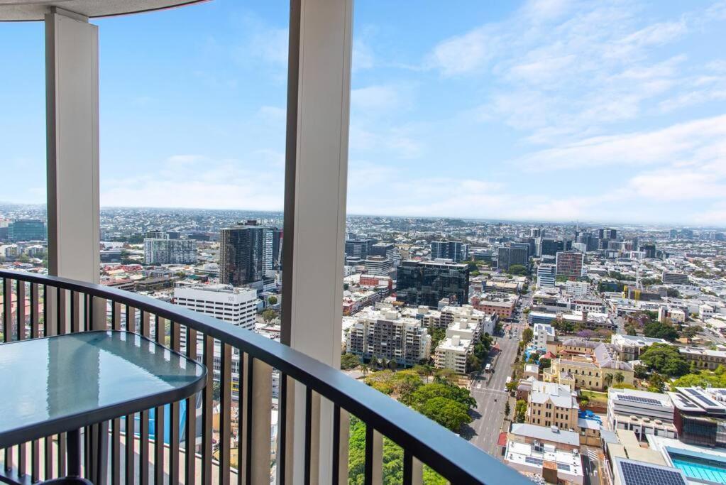 Floor! 2bed/2bath/1car/pool ~ Views ~ Cbd Apartment