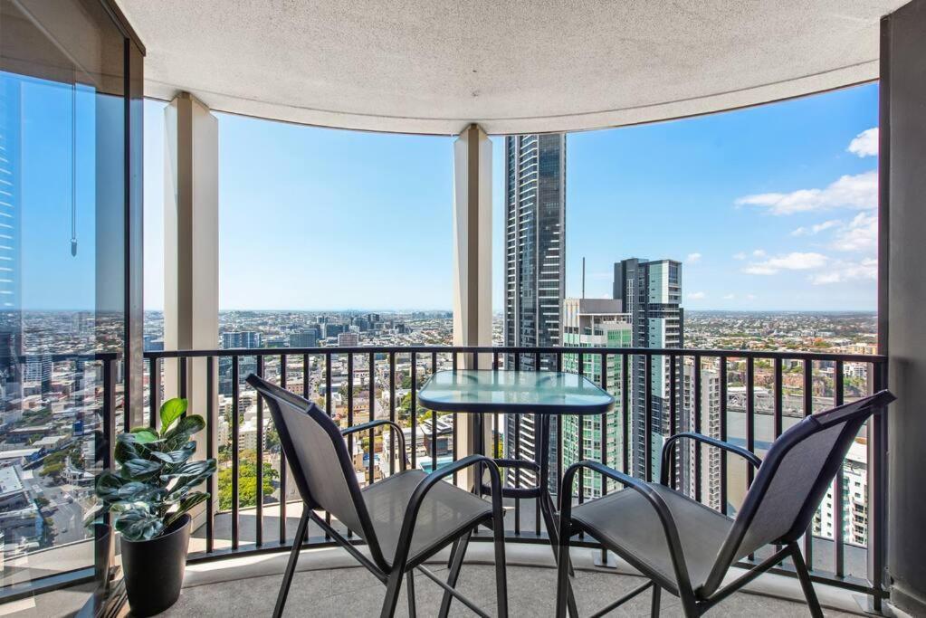 Floor! 2bed/2bath/1car/pool ~ Views ~ Cbd Apartment Brisbane