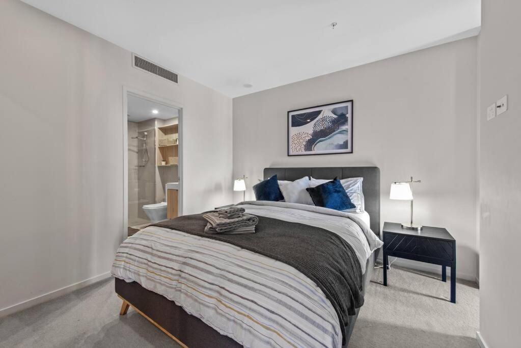 Floor! 2bed/2bath/1car/pool ~ Views ~ Cbd