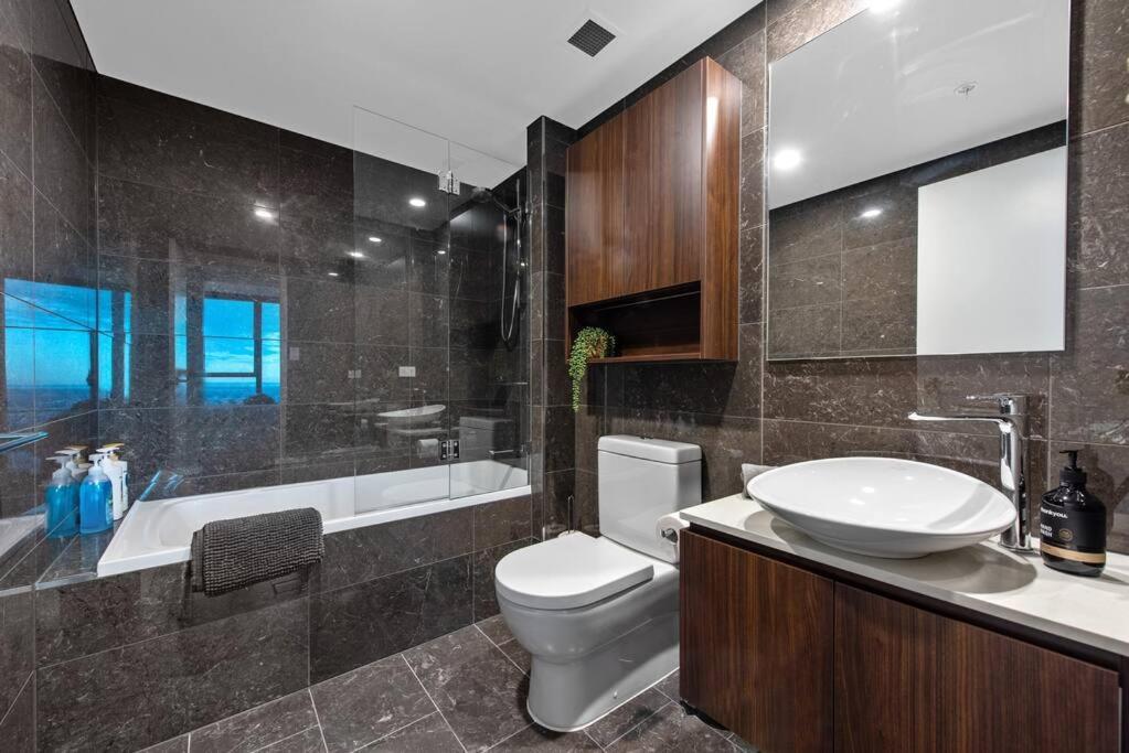 Skyhigh Style ~ 2bed/2bath/1car/views! ~ Cbd Apartment Brisbane