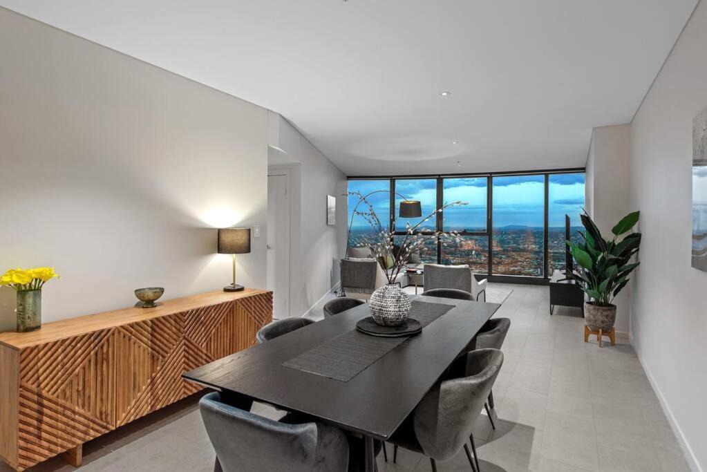 Skyhigh Style ~ 2bed/2bath/1car/views! ~ Cbd Apartment Brisbane