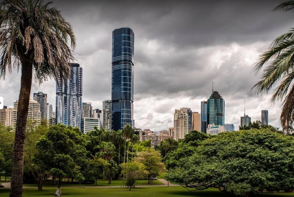 Apartment Skyhigh Style ~ 2bed/2bath/1car/views! ~ Cbd Brisbane