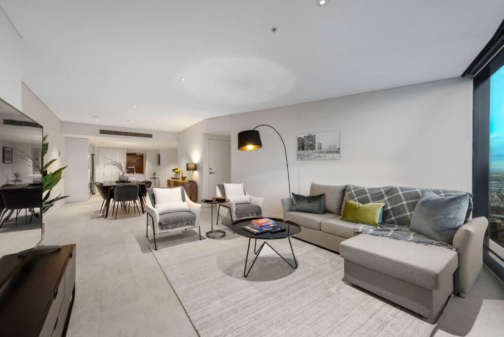 Apartment Skyhigh Style ~ 2bed/2bath/1car/views! ~ Cbd Brisbane