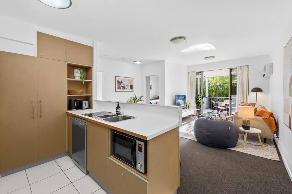 Apartment Away From Home! 2bed/1bath/car/pool~2kms Cbd *