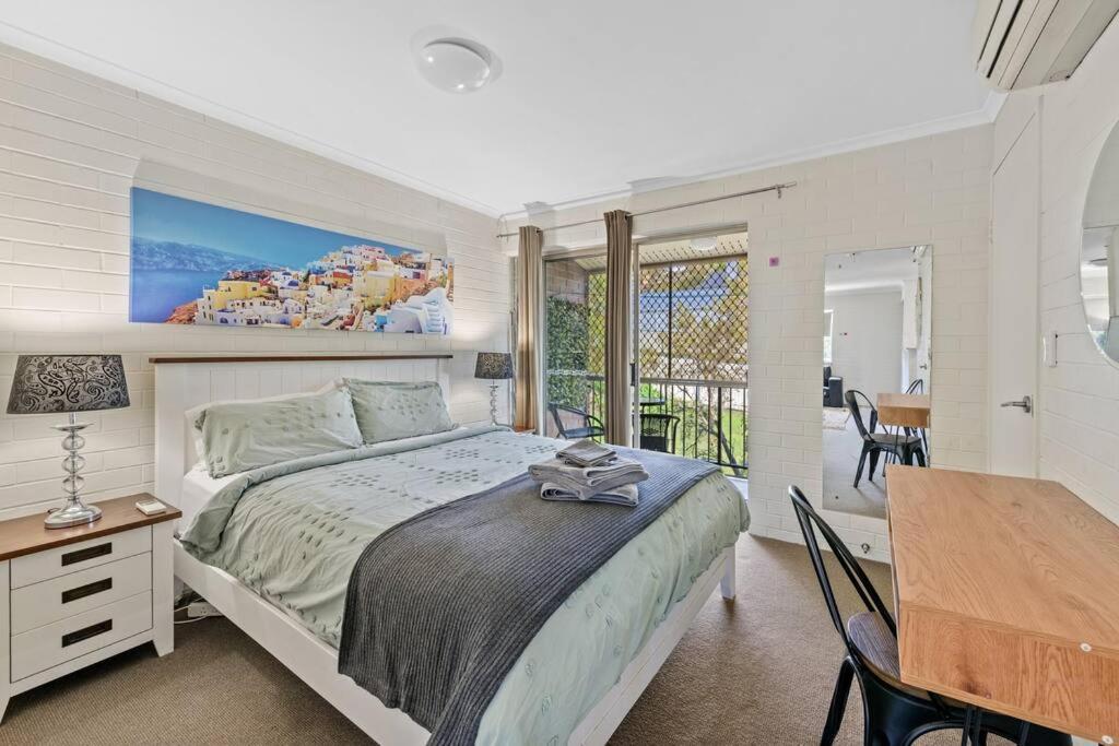 Hidden Away In New Farm ~ 1 Bed/1 Bath/1 Car