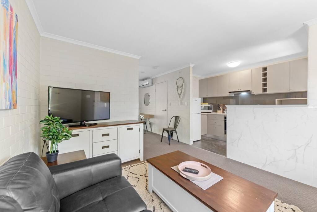 Apartment Hidden Away In New Farm ~ 1 Bed/1 Bath/1 Car Brisbane