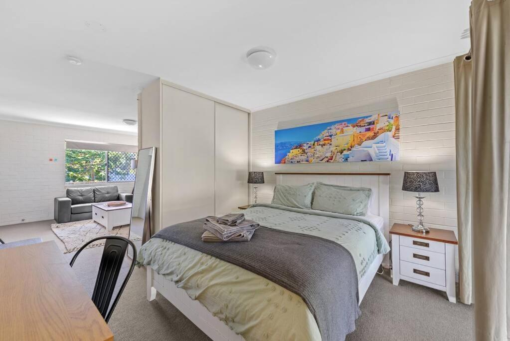 Apartment Hidden Away In New Farm ~ 1 Bed/1 Bath/1 Car