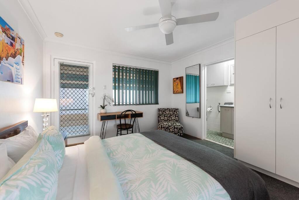 Funky Urban Pad ~ 1 Bed/1 Bath/1 Car ~ New Farm Brisbane