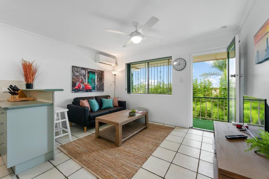 Funky Urban Pad ~ 1 Bed/1 Bath/1 Car ~ New Farm