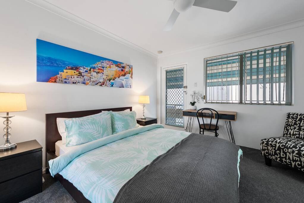 Funky Urban Pad ~ 1 Bed/1 Bath/1 Car ~ New Farm Apartment